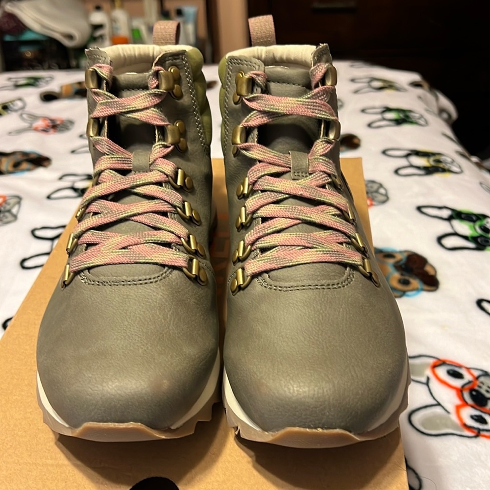 Merrell Apline Hiker women’s 8.5 color Olive